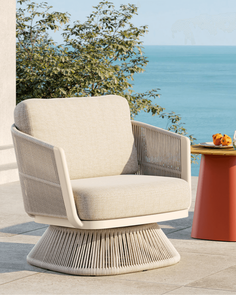 כורסאות חוץ מעוצבות בעיצוב יוקרתי עם ריפוד בהיר ונוכחות אדריכלית במרחב חוץ