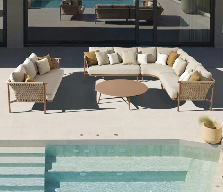 פינת ישיבה במרפסת עם מערכת ישיבה יוקרתית ליד בריכה