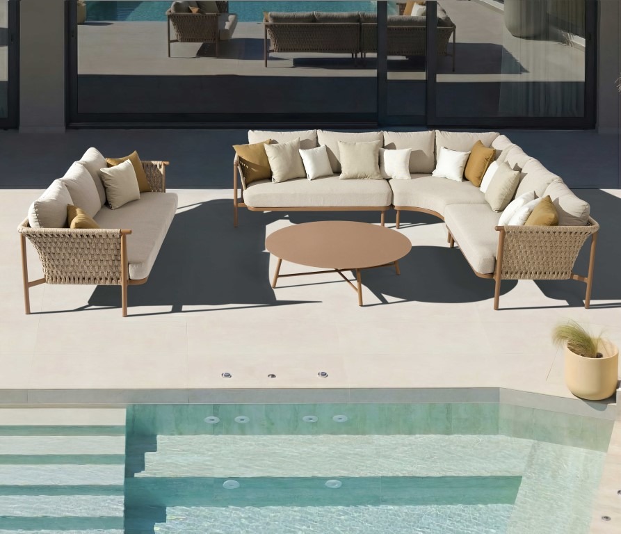 פינת ישיבה במרפסת עם מערכת ישיבה יוקרתית ליד בריכה