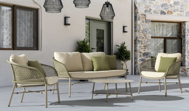 פינות ישיבה מודרניות לגינה בעיצוב כפרי עם שלדת אלומיניום ובדי חוץ בגוון טבעי