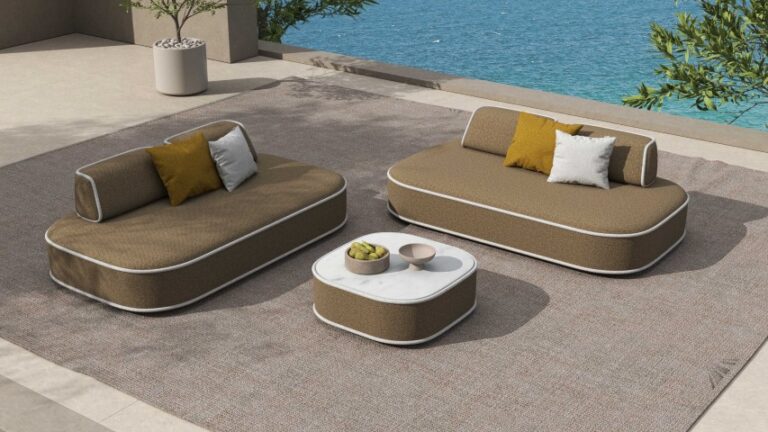 פינת ישיבה לגינה יוקרתית עם ספות מודולריות ושולחן מעוצב ליד בריכה