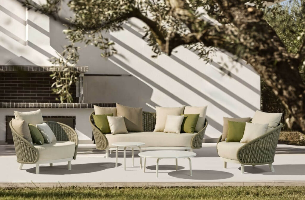 כסאות יוקרתיים לגינה בעיצוב מודרני עם מערכת ישיבה חיצונית יוקרתית ונוחה